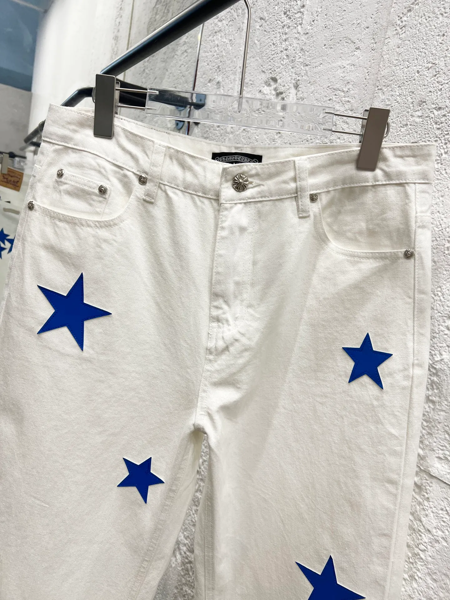 P230 Style number: H849 Chrome hearts & Chrome hearts 25ss blue five-pointed star frame leather jeans CH Chrome hearts double knee five-pointed star frame leather bo1 version logging pants straight work pants B136 Chrome hearts cross Sanskrit overalls Counter price 24W level, patched cross flower embellishment, high-waisted washed jeans! ! Absolutely high-end luxury products, 1.9W level god-level single products, super popular products, made by top heavy industry, not to be missed. About Zangyin, this is an extremely luxurious fashion brand, which can also be called the nobles of the high street. It has always been an exclusive brand of some hipsters or rich second generation. Compared with ordinary high streets, it is more luxurious and noble. Compared with luxury brands, it has a more fashionable personality and has always been a brand that I have a special liking for. Imported yarn is custom-woven into a high-density twill canvas, which ensures a crisp silhouette while also making the fabric feel very delicate. It follows the B01 classic silhouette and has a crisp and stylish upper body. The ready-made garments are stone-milled and fermented and can be matched with any style. Buttons and zinc-brushed washable genuine YKK retro metal products. Double-layered canvas on the front. Perfect details. All hardware is perfect. Size: 30-32-34-36 Color: White pants with leather five-pointed star